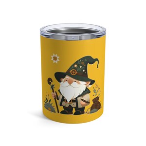 Lustiger Zwergenbecher 10oz, süßes Geschenk für Naturliebhaber, Spaß im Freien, gelbes Zwergendesign, gemütliches Zuhause- und Reiseaccessoire
