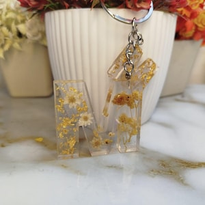 Llavero con alfabeto de resina personalizado / Llavero con letras personalizado con flores secas reales / Regalo hecho a mano para ella y para él