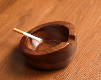 Cenicero de nogal macizo – Cenicero de madera de nogal negro hecho a mano / Decoración rústica moderna para el hogar / Bandeja minimalista para puros, regalo para él, papá, hombre o oficina