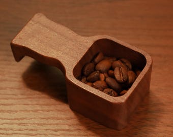 Cuchara medidora de madera minimalista hecha a mano de nogal para café