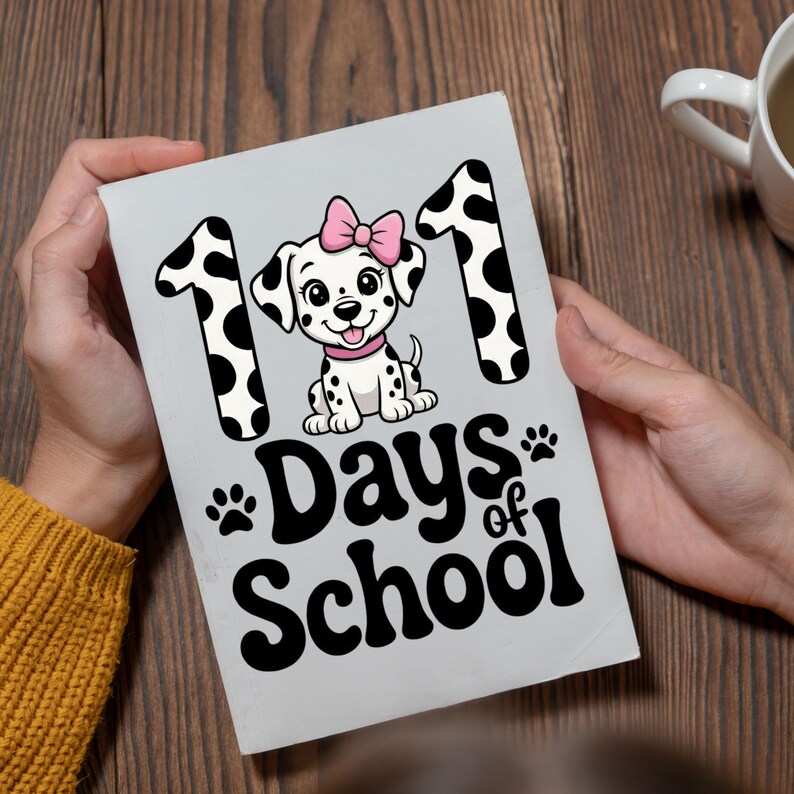 K&ouml;nnte beinhalten: Eine wei&szlig;e Karte mit dem Text "101 Days of School" und einem Cartoon-Dalmatiner mit einer rosa Schleife. Die Zahlen "1" sind schwarz mit wei&szlig;en Punkten. Der Hund hat ein rosa Halsband und l&auml;chelt.