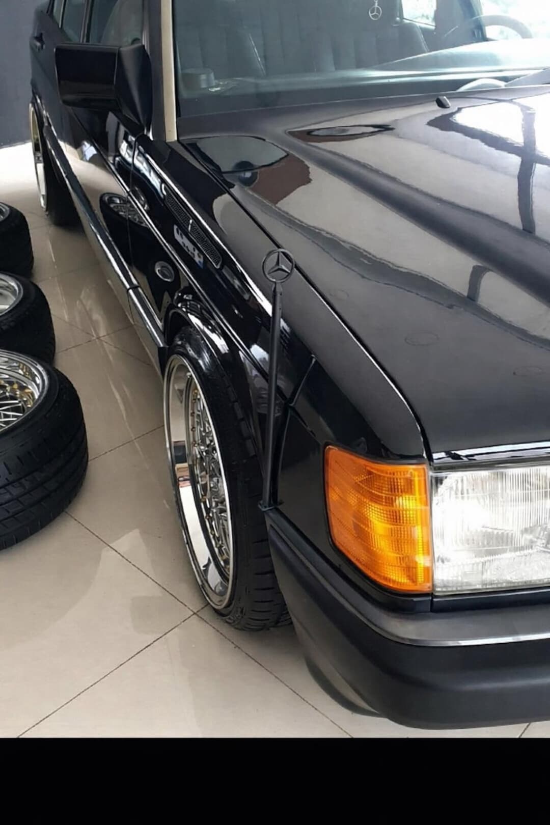 旧型メルセデス・ベンツのフラッグパーキングアシストポール（W124