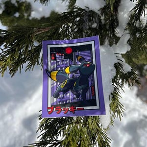 Pokémon-sticker Umbreon loopt door Tokyo