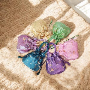 Elegante minibolso con bordado floral: bolso étnico multiusos para cosméticos, joyas, cables de datos y artículos esenciales de uso diario.