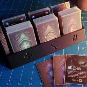 Accessorio Nemesis - organizzatore/porta carte oggetto - ideale durante il gioco - facile da usare con una sola mano - robusto 7" x 2,75" (18 cm x 7 cm) - molti colori
