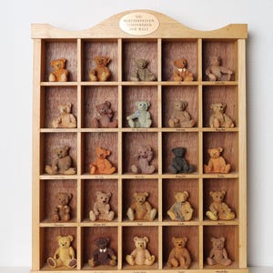 Kolekcja miniaturowych misiów Teddy Bear – gablota na stare misie Teddy Bear, drewniana półka z 25 żywicznymi misiami w miniaturze