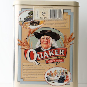 Könnte beinhalten: Vintage Quaker Oats Blechdose mit beigem Hintergrund und einem Porträt des Quaker Oats Mannes. Die Dose zeigt das Wort "QUAKER" in einem roten Banner sowie den Text "SINDS 1896". Die Dose enthält 500g Produkt.