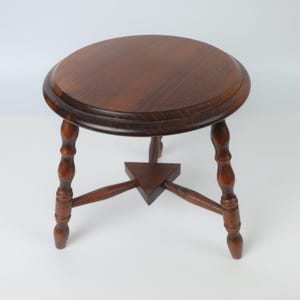 Vintage fransk träpall, litet sidobord, växtställ, blomkrukusställ, rustikt tabouret, trädisplayställ