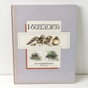 Peut inclure: Ensemble de trois tasses en céramique avec une finition mate et mouchetée. Les tasses sont de couleur crème, gris clair et gris foncé. Chaque tasse a un design simple et minimaliste, parfait pour le café ou le thé.