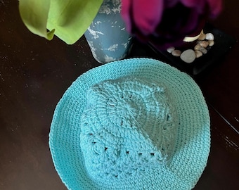 Sombrero de playa con forma de cubo