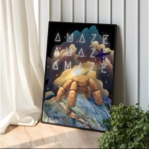 Könnte beinhalten: Ein gerahmter Kunstdruck mit einer fantasievollen Illustration. Das Kunstwerk zeigt eine beige-farbene Kreatur mit mehreren Beinen auf einer felsigen Landschaft. Das Wort "AMAZE" wird in weißen, geometrischen Buchstaben vor einem sternenklaren, kosmischen Hintergrund angezeigt.