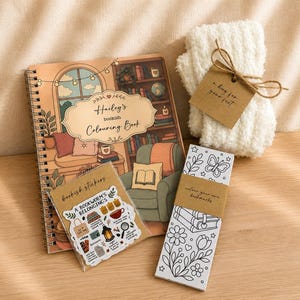 Puede incluir: Un libro para colorear con espiral titulado Hailey's bookish Colouring Book, un paquete de pegatinas, un juego de marcap&aacute;ginas con dibujos lineales florales y un par de calcetines blancos y esponjosos con una etiqueta que dice a hug for your feet.