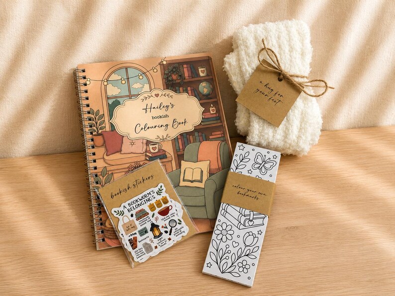Puede incluir: Un libro para colorear con espiral titulado Hailey's bookish Colouring Book, un paquete de pegatinas, un juego de marcap&aacute;ginas con dibujos lineales florales y un par de calcetines blancos y esponjosos con una etiqueta que dice a hug for your feet.