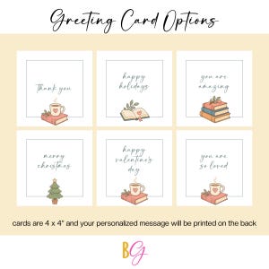 Puede incluir: Seis tarjetas de felicitaci&oacute;n cuadradas con el texto Greeting Card Options en la parte superior. Cada tarjeta presenta ilustraciones de libros, tazas o un &aacute;rbol de Navidad con frases como Thank you, Happy holidays, You are amazing y Merry Christmas.