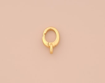 以下が含まれることがあります： 金色の金属製の留め具で、バネ式の留め具が付いています。留め具は、チェーンやコードに取り付けるように設計されています。
