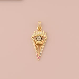 Puede incluir: Collar con colgante de oro en forma de triángulo con un amuleto de ojo turco. El ojo está rodeado de piedras de cristal transparentes y de colores.