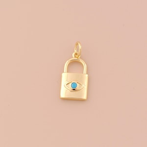 Op de afbeelding: Gouden hangslotbedel met een blauw boze oogontwerp.