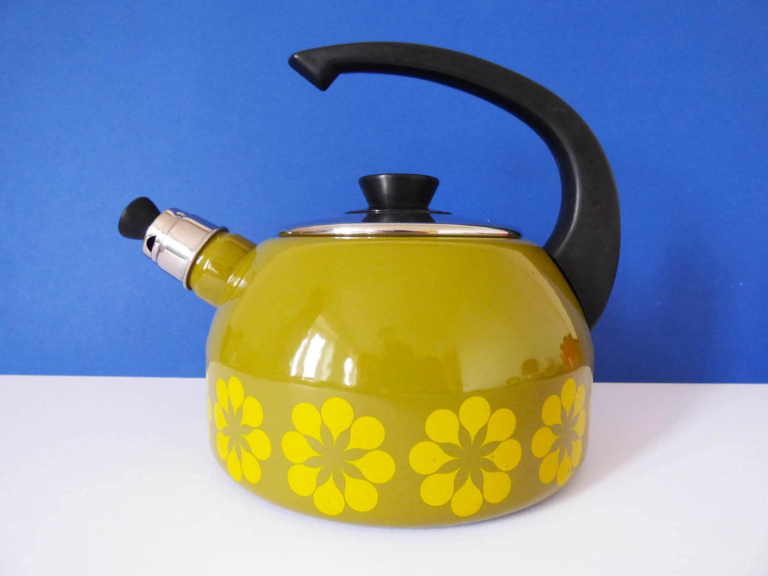 Daisy Whistling Tea Kettle