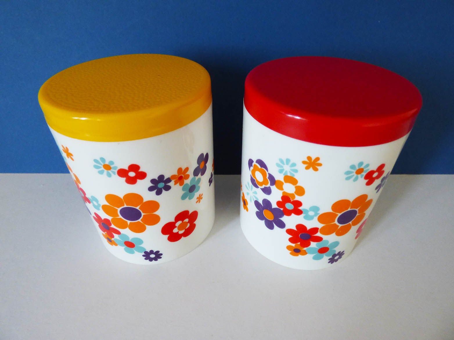 2 vintage plastic pots Flower power Must have...