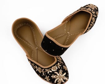 Mukaish zwarte geborduurde jutti-schoenen: koninklijke metallic zwarte khussa-schoenen
