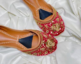 Mayal Mehfil |KhussaTraditional Jutti for Women| Pearls Embellished Pakistani Juttis / Traditional Footwear/mojaris/jutti/Panjabi jutti