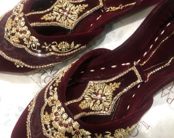 マルーン ベルベット Khussa シューズ: パキスタンの Jutti の刺繍