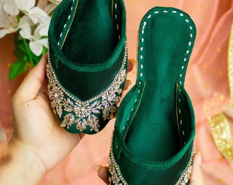 Jutti in velluto verde fatti a mano: ballerine Khussa ricamate, scarpe da sposa indiane