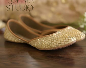 Jutti dorado: zapatos planos khussa para bodas indias, zapatos punjabi