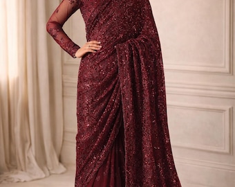 Sari de lentejuelas granate: prenda de fiesta india con un toque de cielo de medianoche y blusa a juego.