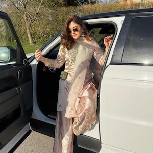 Beig short shirt farshi shalwar, mehndi dress, Pakistani  Dress | kamdani silk farshi set  |Punjabi suit | Indian dress, guest dress