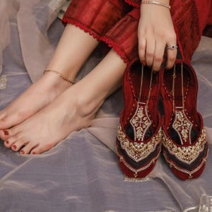 Maroon Payal Handmade Gold Traditional Khussa | Embroidered Women’s Flat Shoes | Ethnic Pakistani Jutti | Bridal jutti, khussa shoes | Payal