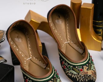 Khussa Flats de pavo real de medianoche / Juttis pakistaníes bordados