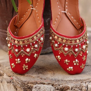 Lahori Bridal Khussa for Women |Embroidered Festive Jutti | Traditional Slip-On Footwear  handcrafted jutti/khussa shoes for women/Red Jutti