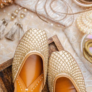 Gold Toned Jutti: Indian Wedding Shoes, Punjabi Khussa Flats,punjabi flats,indian wedding shoes,indian jutti,golden bridal flats,net khussa