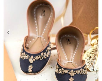 Handgemaakte zijde Punjabi Mojari: Khussa-flats met gouden details