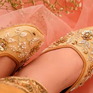 Gold Floral Print Jutti: Handmade Silk Punjabi Mojari Flats,bridal flats,ivory bridal jutti,bridal golden jutti,punjabi juti,punjabi shoes