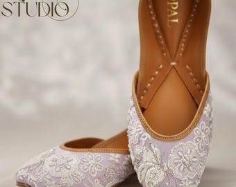 Khussa lilas blush artisanal | Chaussures plates pour mariage avec perles brodées, chaussures de mariée lilas