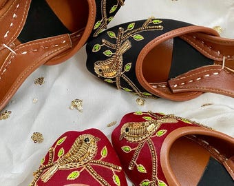 Khussa nupcial roja hecha a mano: zapatos jutti con pájaros bordados