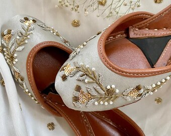 グレーのデュピオンシルクブライダルジュッティ、ゴールドダブカミラーワーク、インド製フラットシューズ
