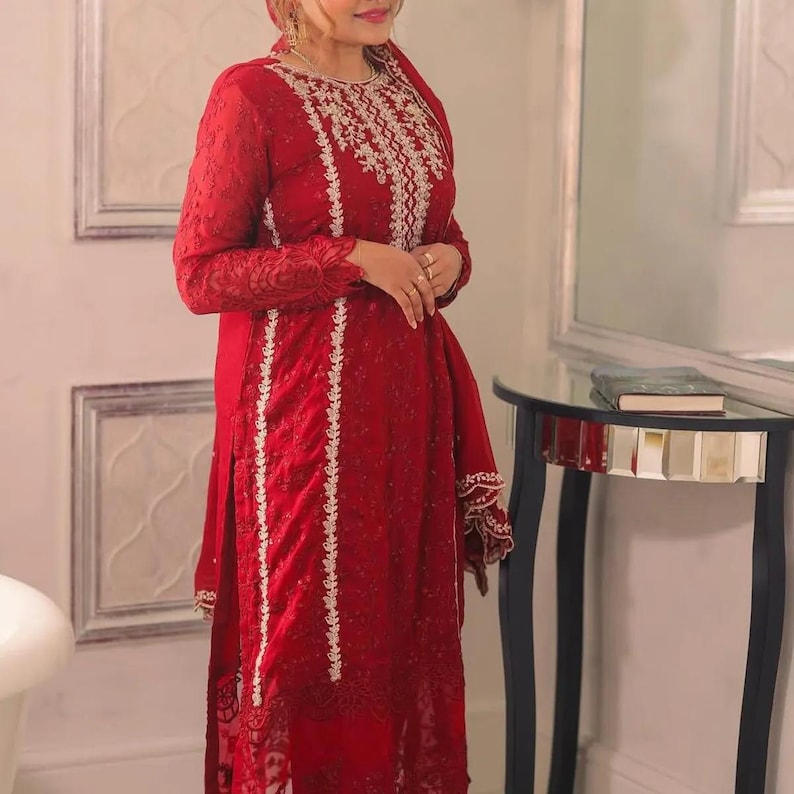 Traje de novia pakistaní de gasa roja: vestido de red bordada imagen 3