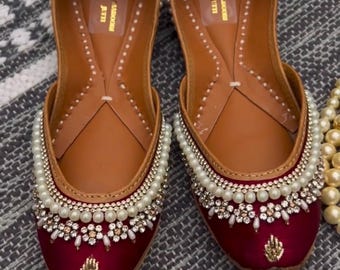 Rote Eleganz - Handgemachte Damen Flache Schuhe | Ethnische Ballerinas | Khussa Schuhe für Frauen| Mojari Jutti / Versandkostenfrei