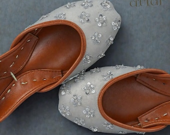 Silver Hand-Embroidered Pakistani Jutti – Traditional Festive Flats for Women