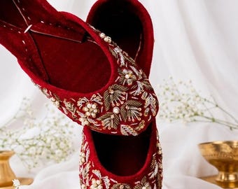 Khussa roja Sherbano / Jutti de terciopelo bordado a mano