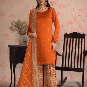 Shalwar Kameez in seta ricamata: abito da festa indiano color arancione zucca, abito da donna punjabi in 3 pezzi