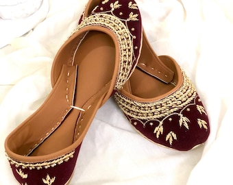 Khussa Juttis de terciopelo granate / Zapatos planos punjabi bordados a mano