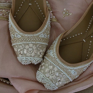 Jutti de mariée en or marguerite pour femme - chaussures de mariage fabriquées à la main - ethnique punjabi khussa - chaussures plates de mariée nuptiale/juttis/livraison gratuite