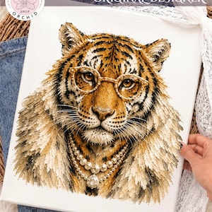 Könnte beinhalten: Ein strukturiertes Gemälde auf weißer Leinwand, das einen Tiger mit einer goldgeränderten runden Brille und einer zweireihigen Perlenkette mit einem zentralen Anhänger zeigt. Das Kunstwerk weist dicke, sichtbare Pinselstriche in Orange, Schwarz und Creme auf.