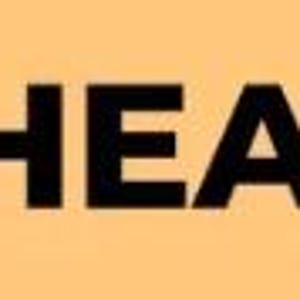 Op de afbeelding: Een zwart-witte illustratie van een database-icoon met het woord "SQL" in een paarse box. De tekst "SQL CHEAT SHEET" staat in vetgedrukte zwarte letters.