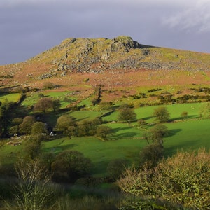 Sheepstor in het late winterlicht, Dartmoor, Devon-wenskaart.
