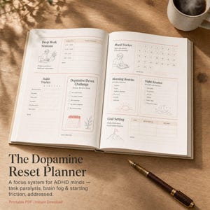 Peut inclure: Un agenda ouvert intitulé The Dopamine Reset Planner avec des sections pour Deep Work Sessions, Mood Tracker, Habit Tracker, Dopamine Detox Challenge, Morning Routine, Night Routine et Goal Setting, accompagné d'un stylo plume marron foncé.